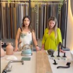 Arquitetas anlisando revestimento