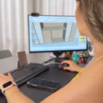 Arquiteta começando projeto de interiores no computador